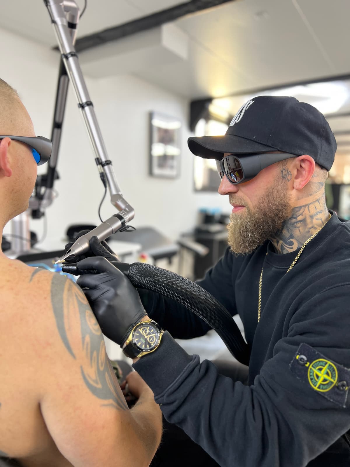 Dennis, vores erfarne specialist i laserbehandling i Horsens